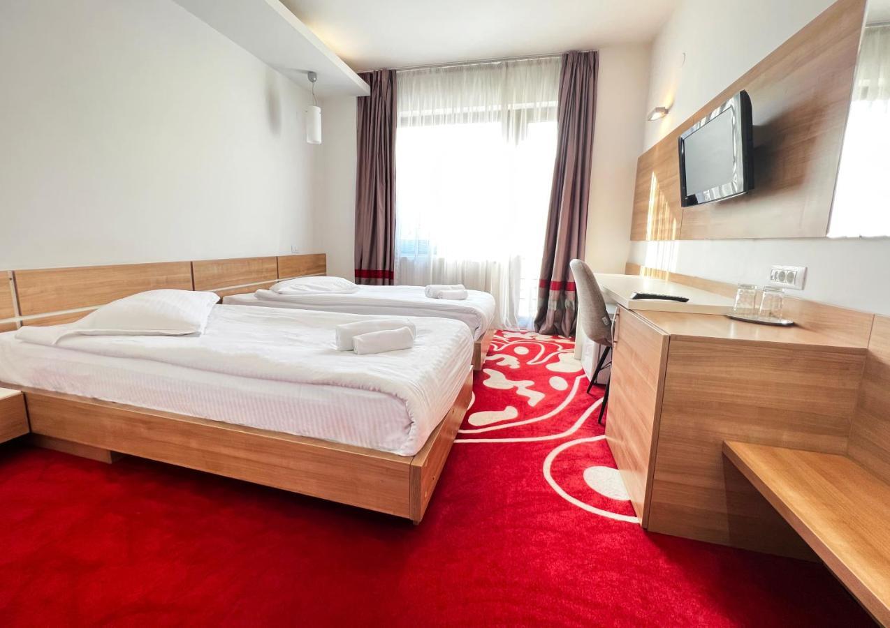 Hotel Ave Lux Săcele Exteriör bild
