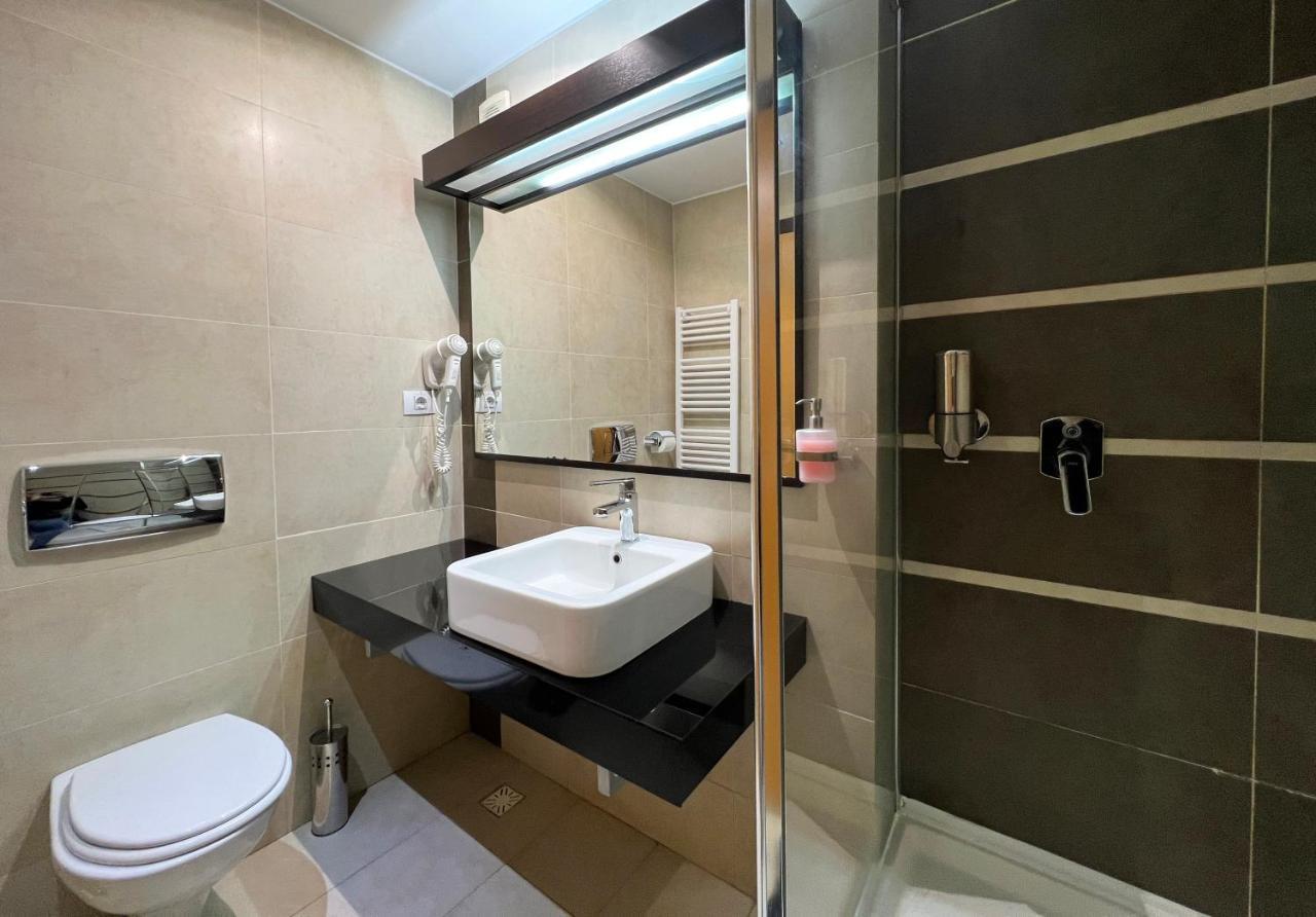 Hotel Ave Lux Săcele Exteriör bild