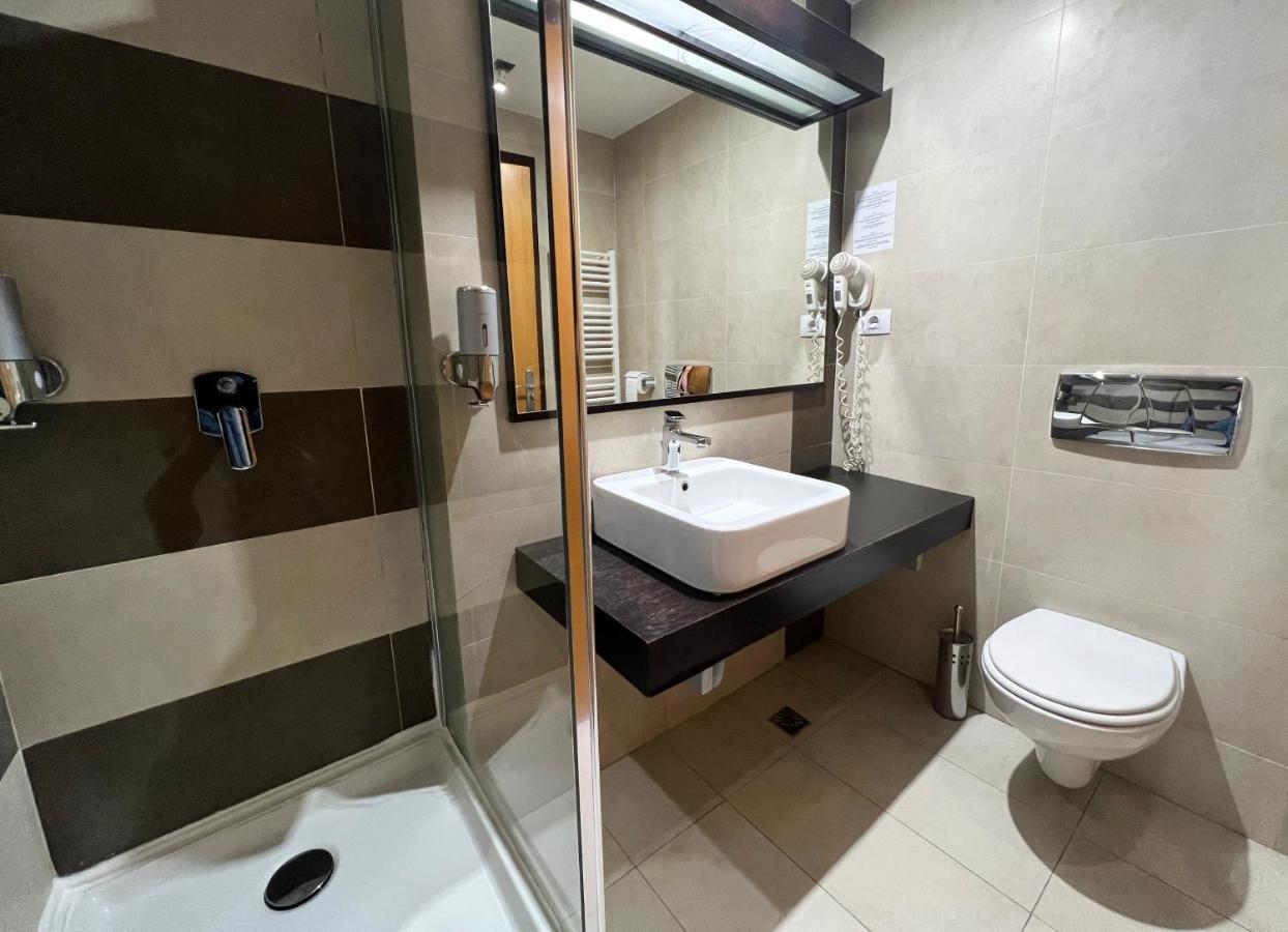 Hotel Ave Lux Săcele Exteriör bild