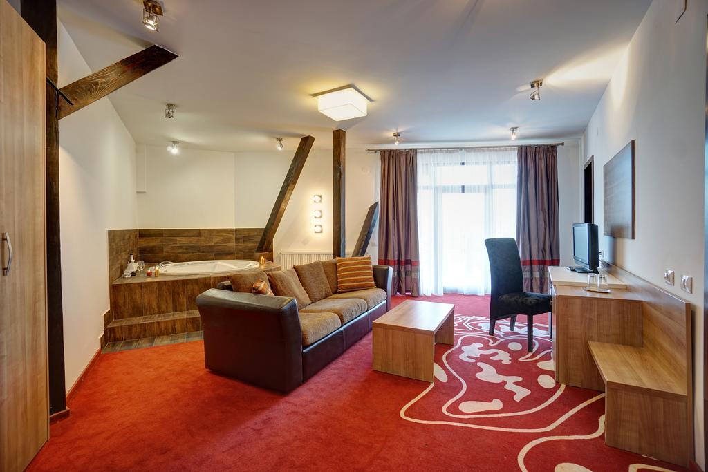 Hotel Ave Lux Săcele Exteriör bild